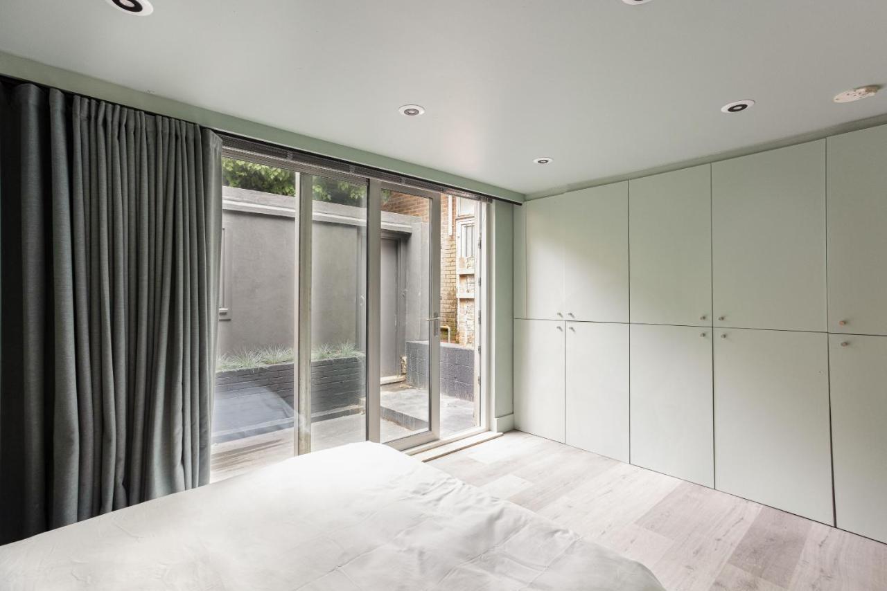 189a Caledonian Road, London, N1 0sl *
