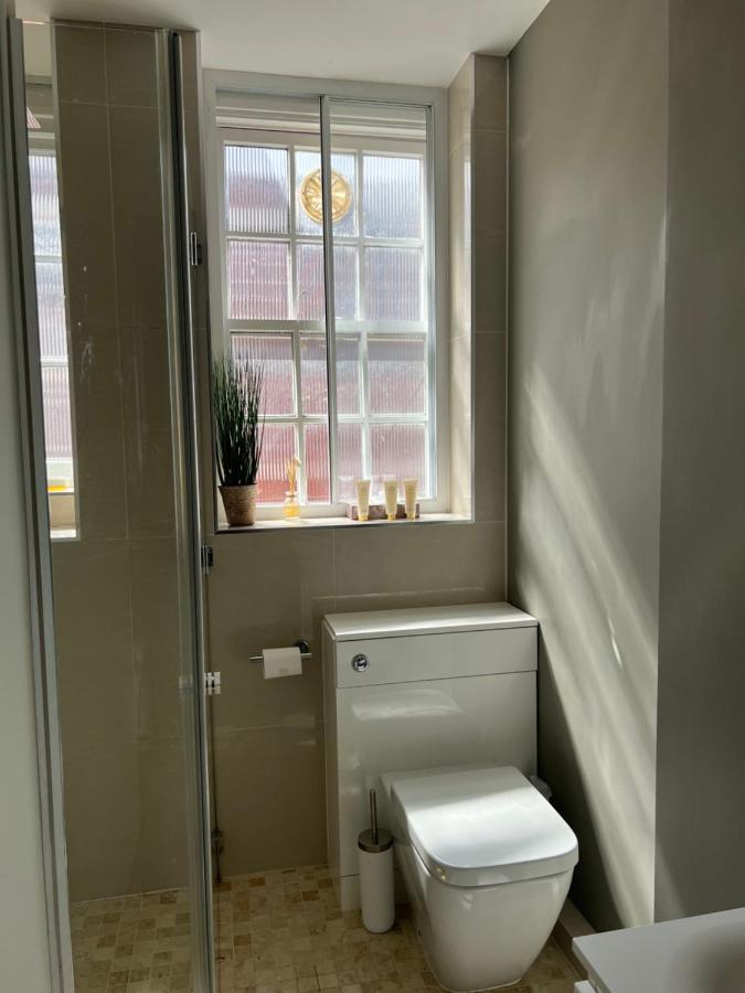 Charming Chelsea Two Bedroom Next To Kings Road! Appartement *