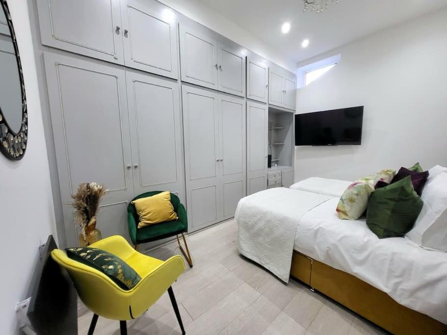 Vakantiehuis Spacious Six Bedrooms House By Sensational Short Lets & Serviced With 13 Beds, Free Parking, Free Wi-fi & Balcony *