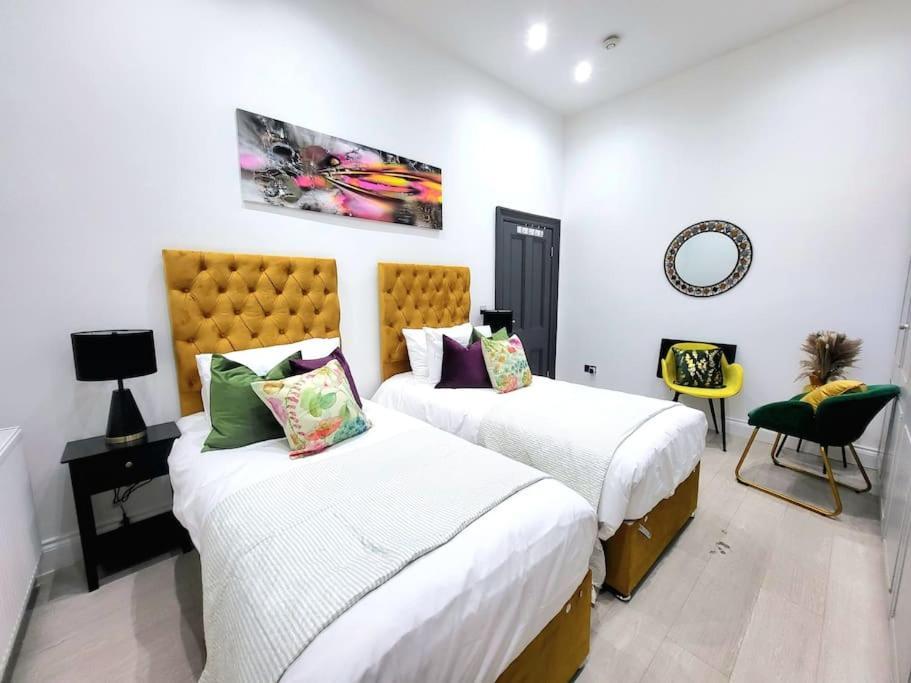 Spacious Six Bedrooms House By Sensational Short Lets & Serviced With 13 Beds, Free Parking, Free Wi-fi & Balcony * Londen