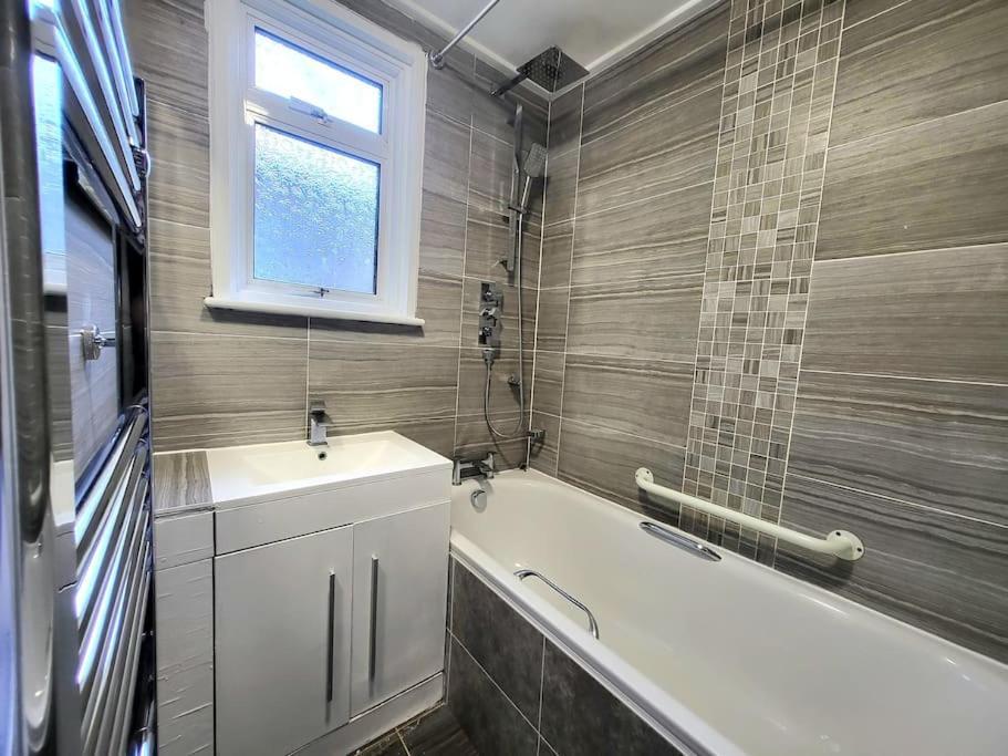 Vakantiehuis Spacious Six Bedrooms House By Sensational Short Lets & Serviced With 13 Beds, Free Parking, Free Wi-fi & Balcony Londen