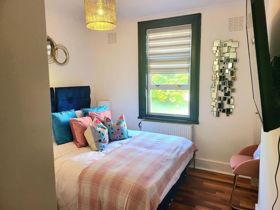 Spacious Six Bedrooms House By Sensational Short Lets & Serviced With 13 Beds, Free Parking, Free Wi-fi & Balcony * Londen