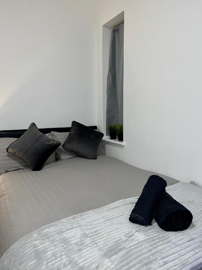 Leisure Studio Flat In Golders * Londen