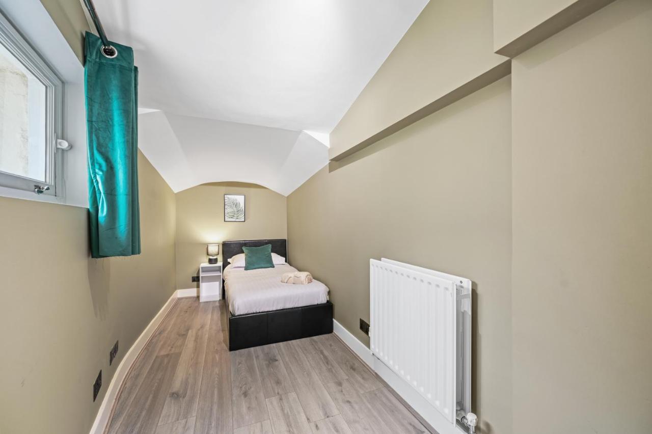 Stunning 3 Bed 2 Bathroom Basement Flat In Earls Court, Appartement Londen