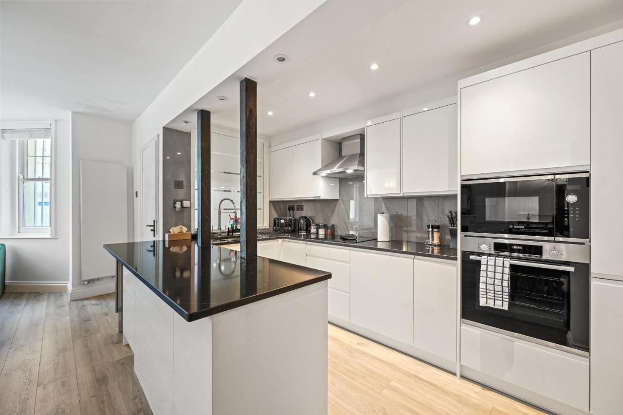 Stunning 3 Bed 2 Bathroom Basement Flat In Earls Court, Londen