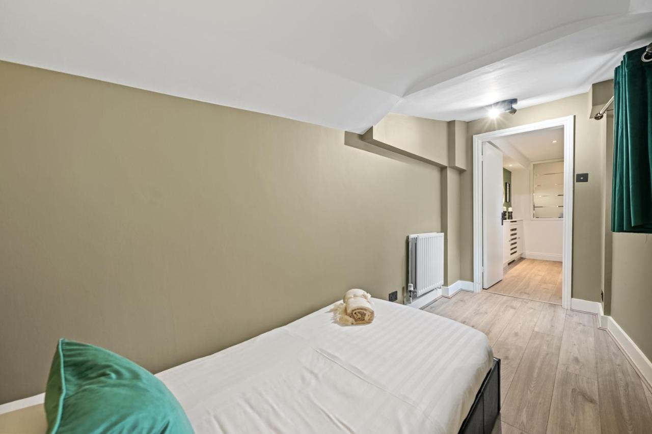 Appartement Stunning 3 Bed 2 Bathroom Basement Flat In Earls Court, Londen