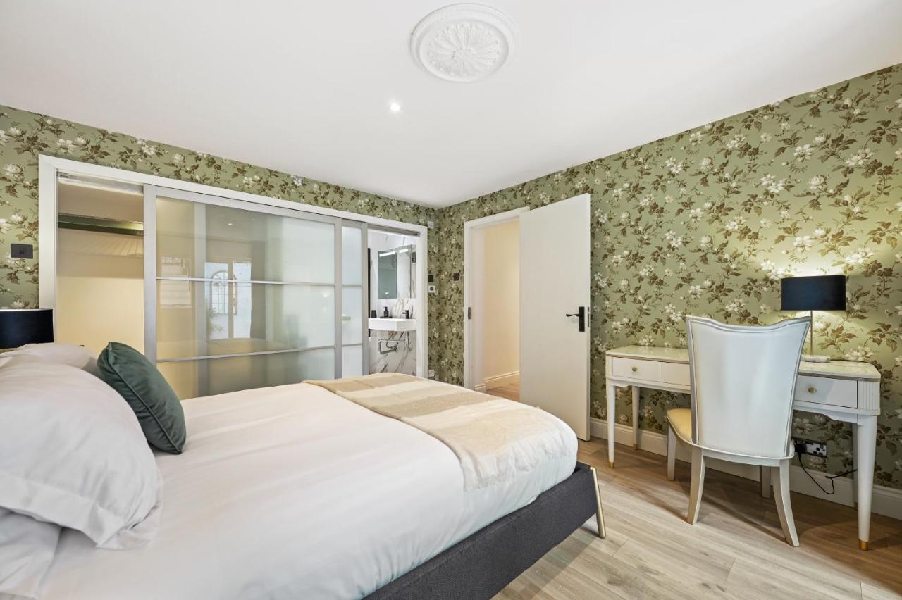 Stunning 3 Bed 2 Bathroom Basement Flat In Earls Court, Londen