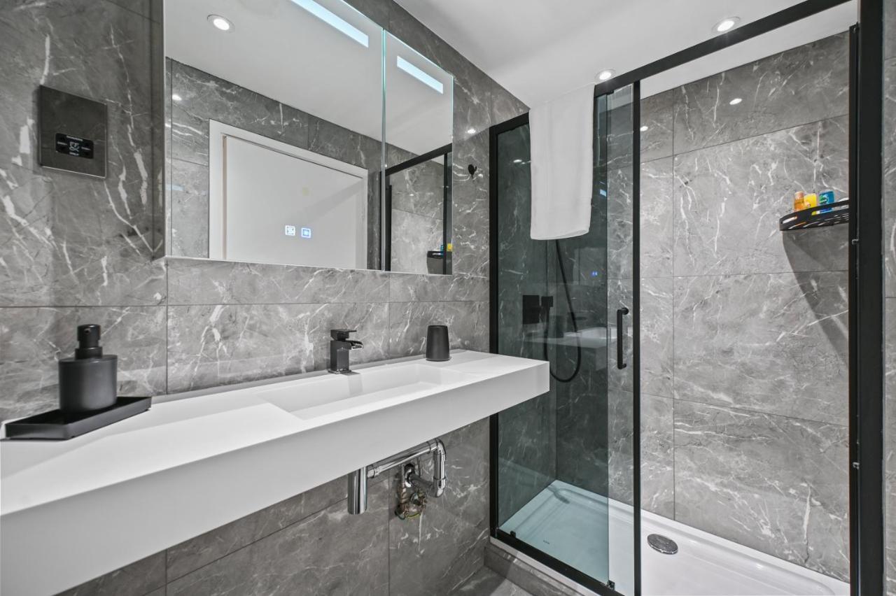 Stunning 3 Bed 2 Bathroom Basement Flat In Earls Court, Appartement Londen