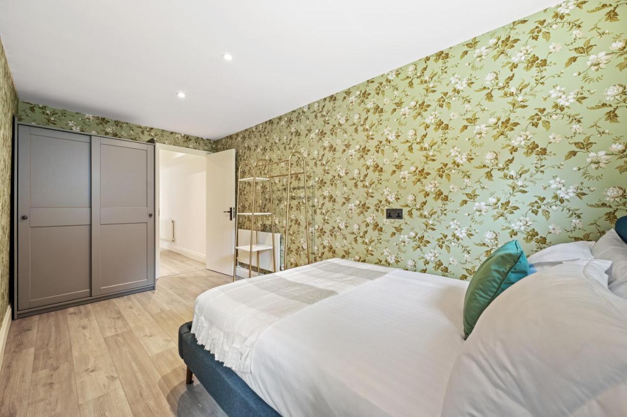 Stunning 3 Bed 2 Bathroom Basement Flat In Earls Court, * Londen
