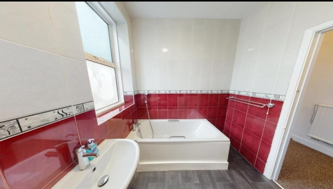 Appartement Homely 3 Bedroom Ground Floor Flat *