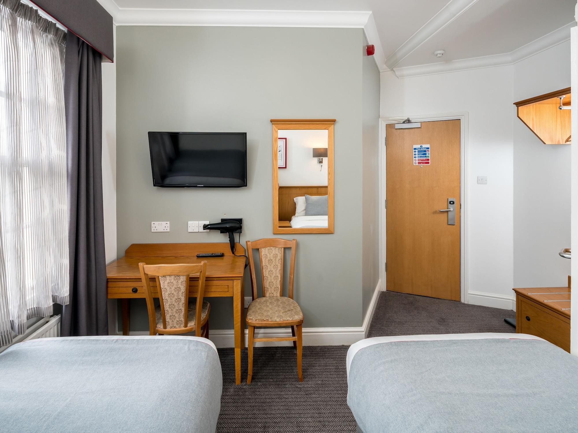 Oyo Townhouse New England, Victoria Hotel