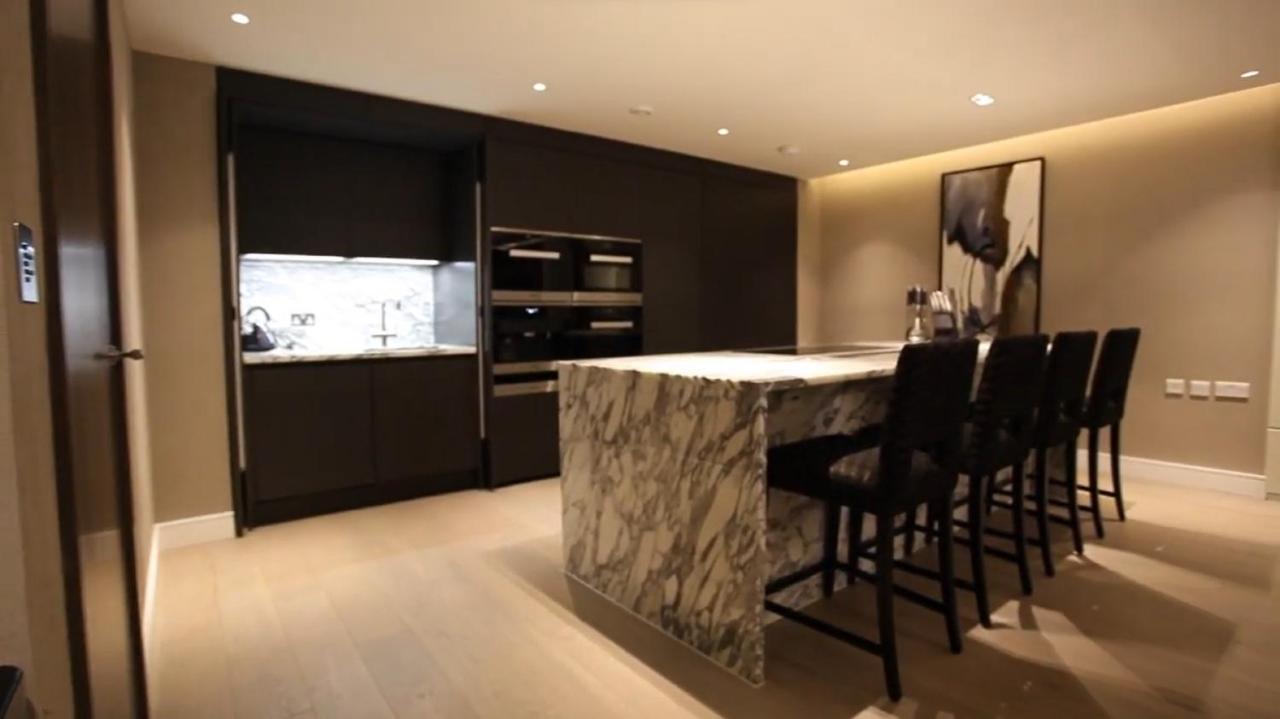 Luxurious Three Bedroom Flat In Chelsea Creek Apartment *
