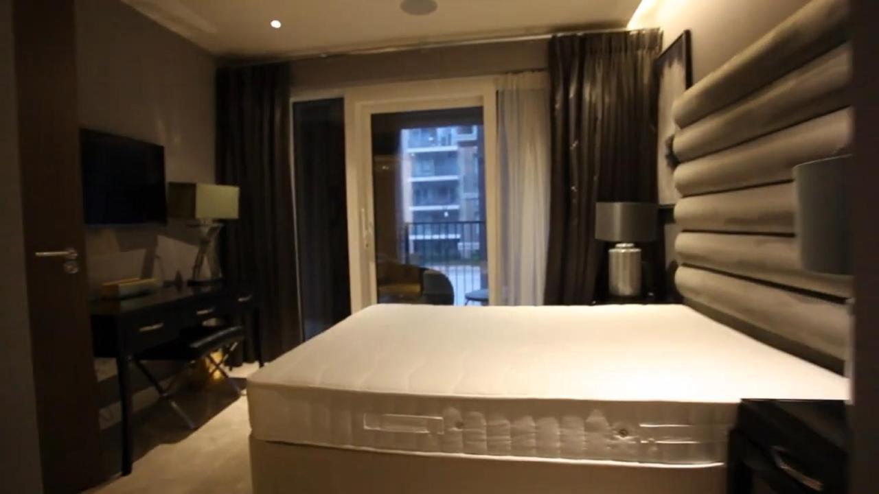 Luxurious Three Bedroom Flat In Chelsea Creek Apartment
