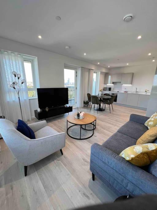 Stylish 2-bed Flat Canning Town *