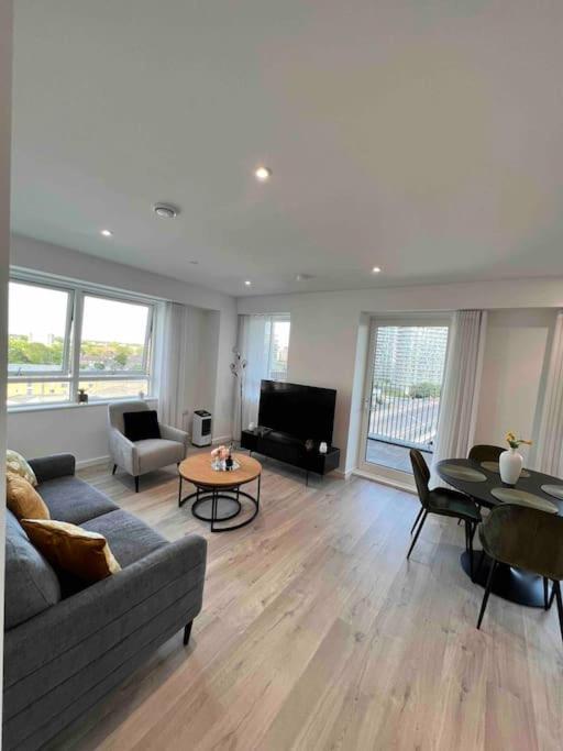 Stylish 2-bed Flat Canning Town