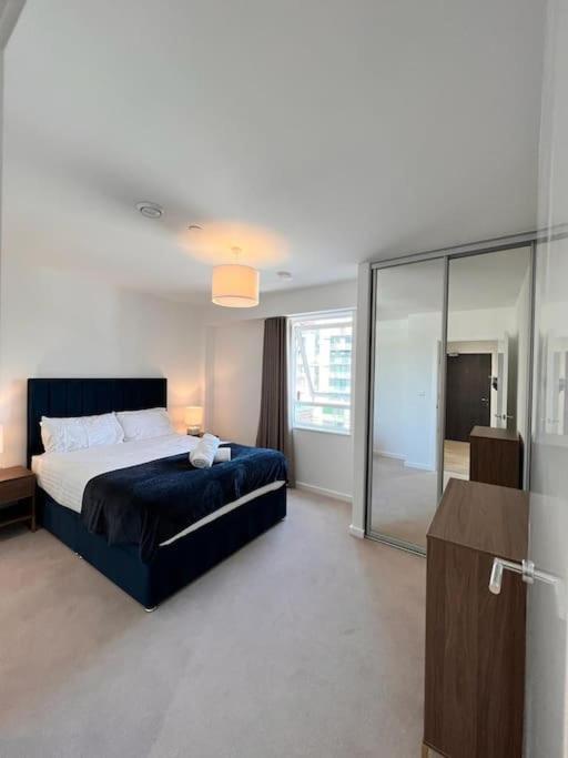 Apartment Stylish 2-bed Flat Canning Town