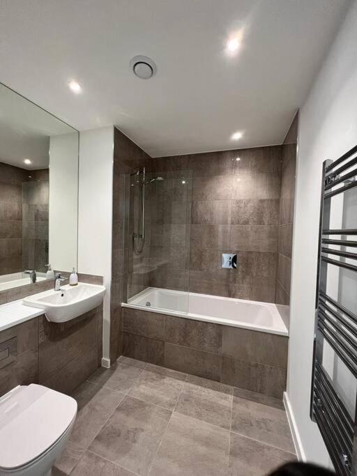 Stylish 2-bed Flat Canning Town Apartment *