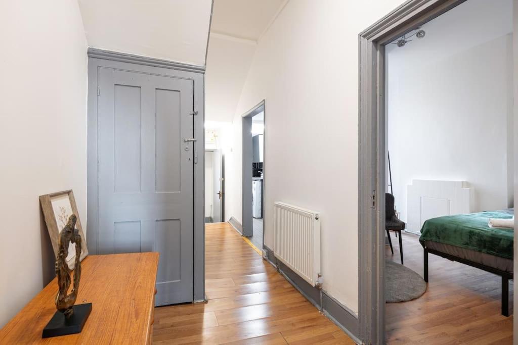 2a - Bright & Airy 2 Bed Flat - 20 Mins To Leilighet London