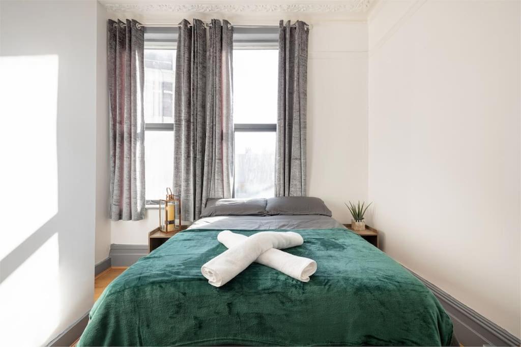 Leilighet 2a - Bright & Airy 2 Bed Flat - 20 Mins To London