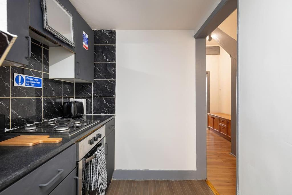 Leilighet 2a - Bright & Airy 2 Bed Flat - 20 Mins To London