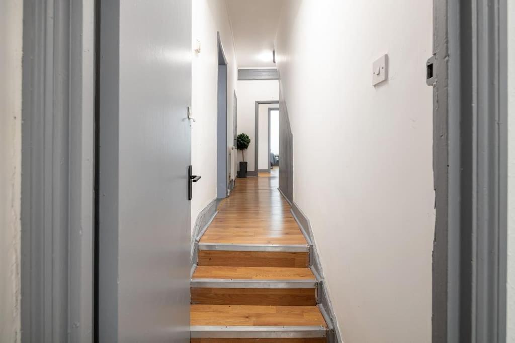 2a - Bright & Airy 2 Bed Flat - 20 Mins To Leilighet