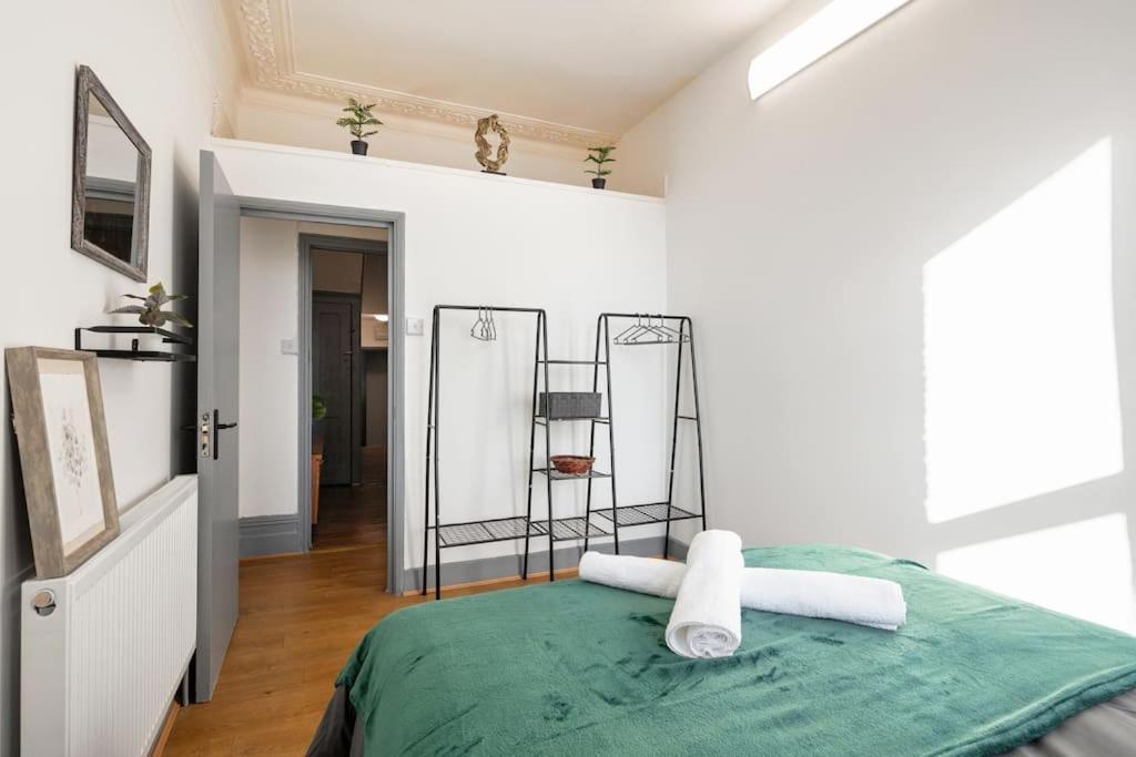 2a - Bright & Airy 2 Bed Flat - 20 Mins To Leilighet
