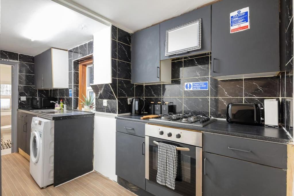 Leilighet 2a - Bright & Airy 2 Bed Flat - 20 Mins To London