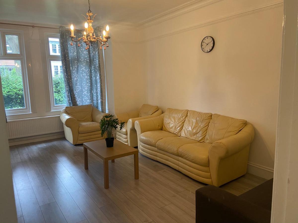 Homely 3 Bedroom Ground Floor Flat Appartement *