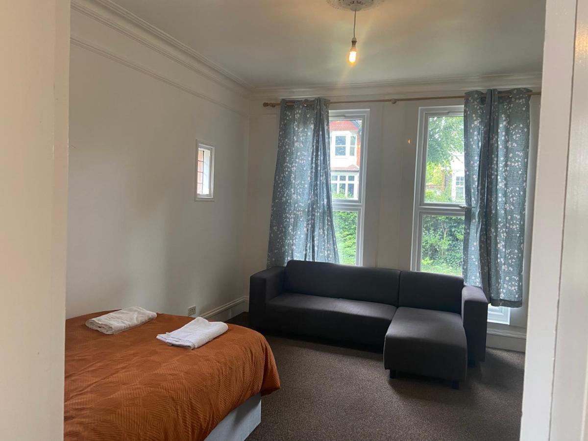 Homely 3 Bedroom Ground Floor Flat Appartement *