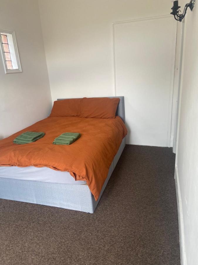 Homely 3 Bedroom Ground Floor Flat Appartement *