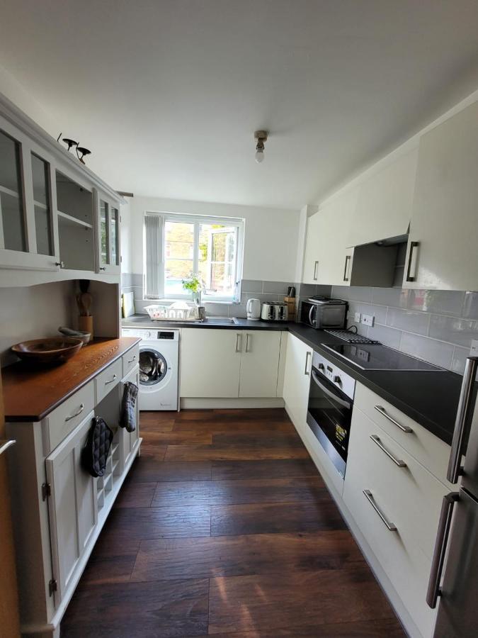Comfortable Two Bedroom Modern Lägenhet *