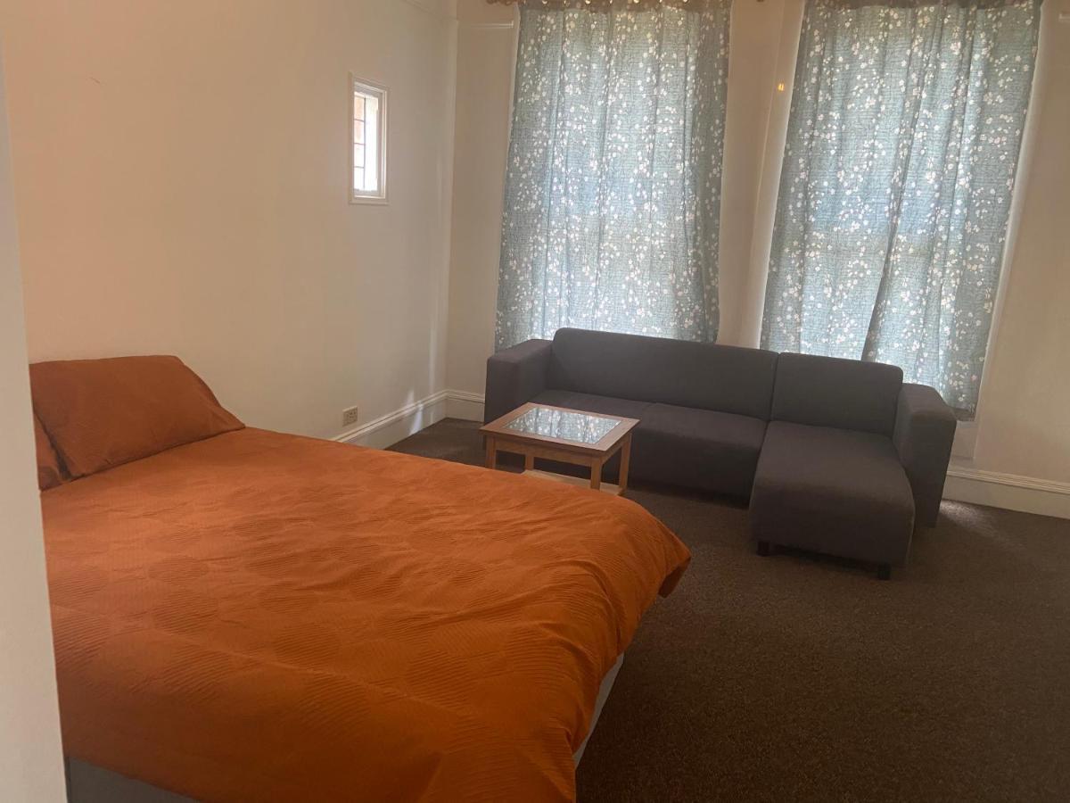 Appartement Homely 3 Bedroom Ground Floor Flat *
