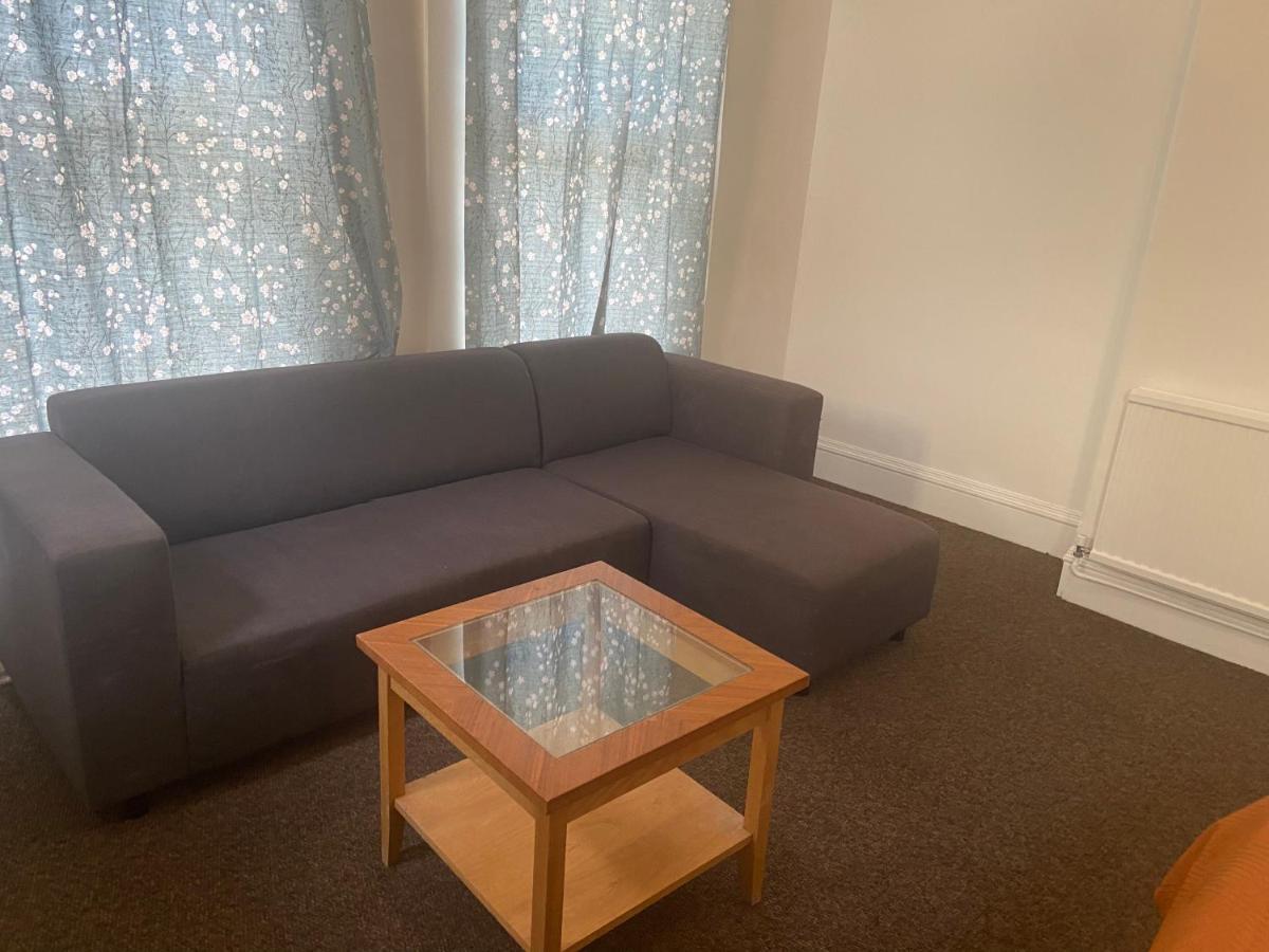 Homely 3 Bedroom Ground Floor Flat Appartement *