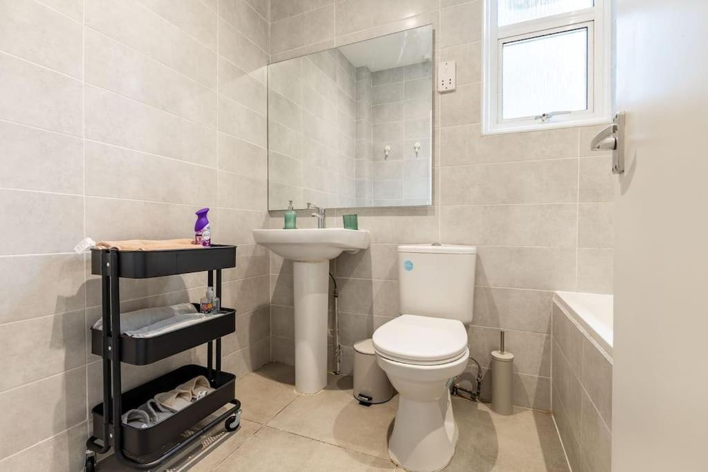 Cozy 3-bedroom Flat In Willesden Appartement