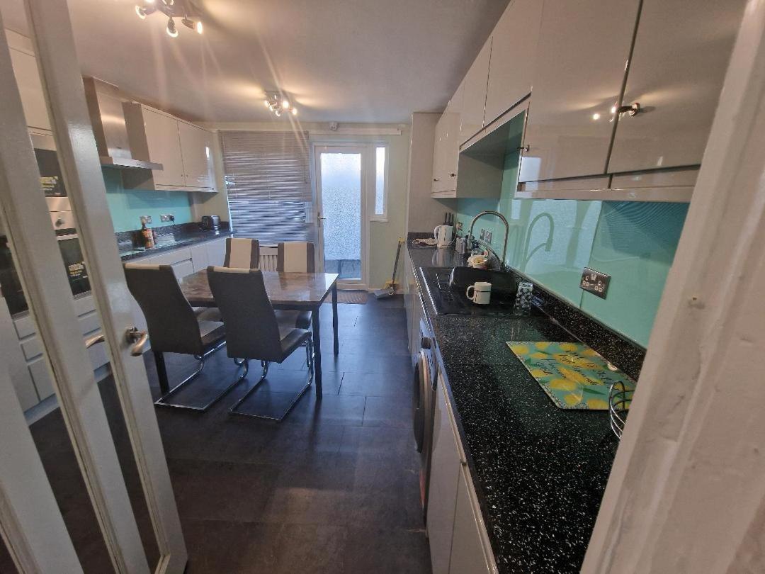 Luxury House, 4 Bedrooms Fully Furnished Ferienhaus