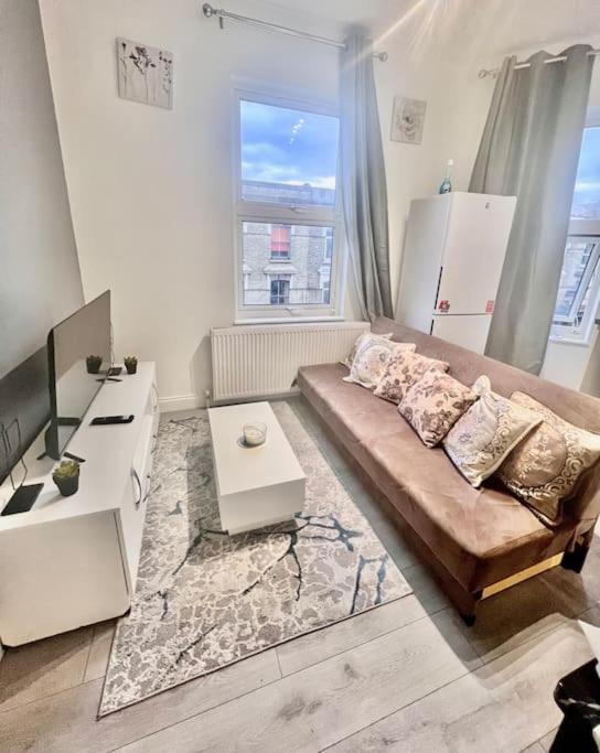 Lejlighed Flat 3 Battersea Park Rd, 2 Bedroom, 1 Bathroom Flat