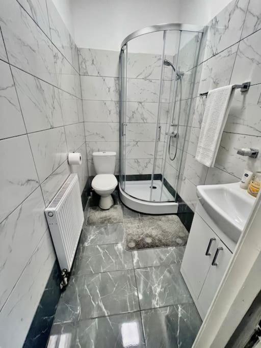 Flat 3 Battersea Park Rd, 2 Bedroom, 1 Bathroom Flat