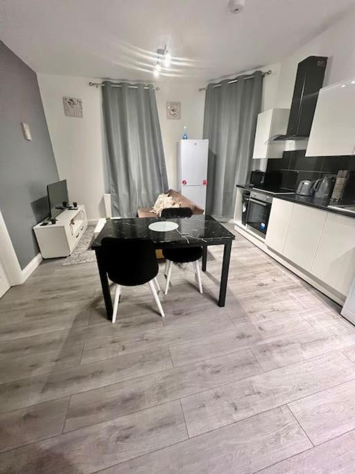 Lejlighed Flat 3 Battersea Park Rd, 2 Bedroom, 1 Bathroom Flat London