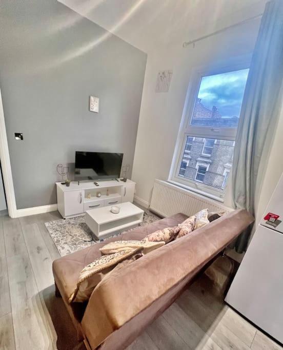 Flat 3 Battersea Park Rd, 2 Bedroom, 1 Bathroom Flat Lejlighed *