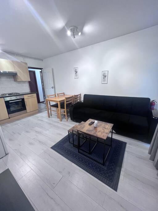 Flat 7 Near Westfield Centre, 1 Bedroom, 1 Bathroom Flat Lägenhet *