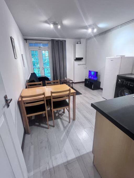 Flat 7 Near Westfield Centre, 1 Bedroom, 1 Bathroom Flat Lägenhet
