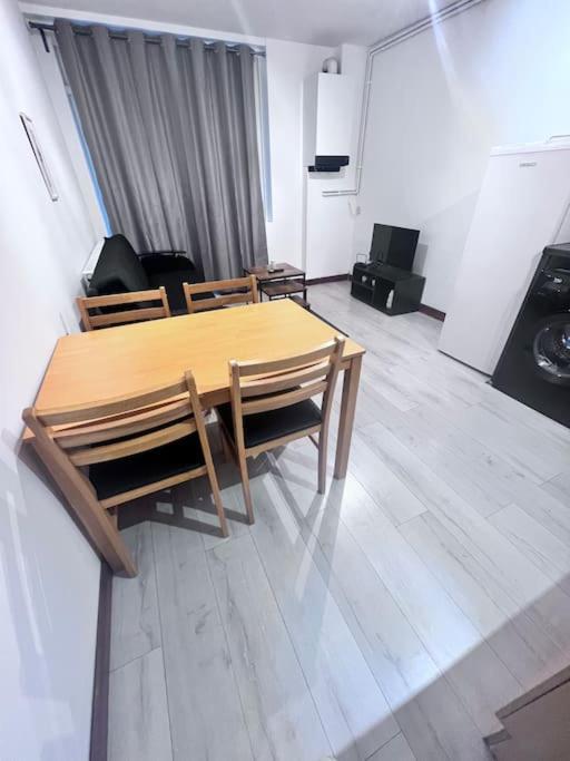 Flat 7 Near Westfield Centre, 1 Bedroom, 1 Bathroom Flat Lägenhet *