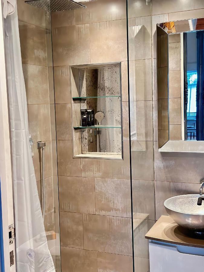 Luxurious 2-bedroom, 2-bathroom Paddington Retreat With En-suite Tv Bed Londen