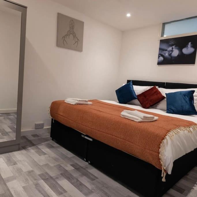 3 Bedrooms Flat -wifi-freeparking-babycot-15min To Pepys Park Apartment