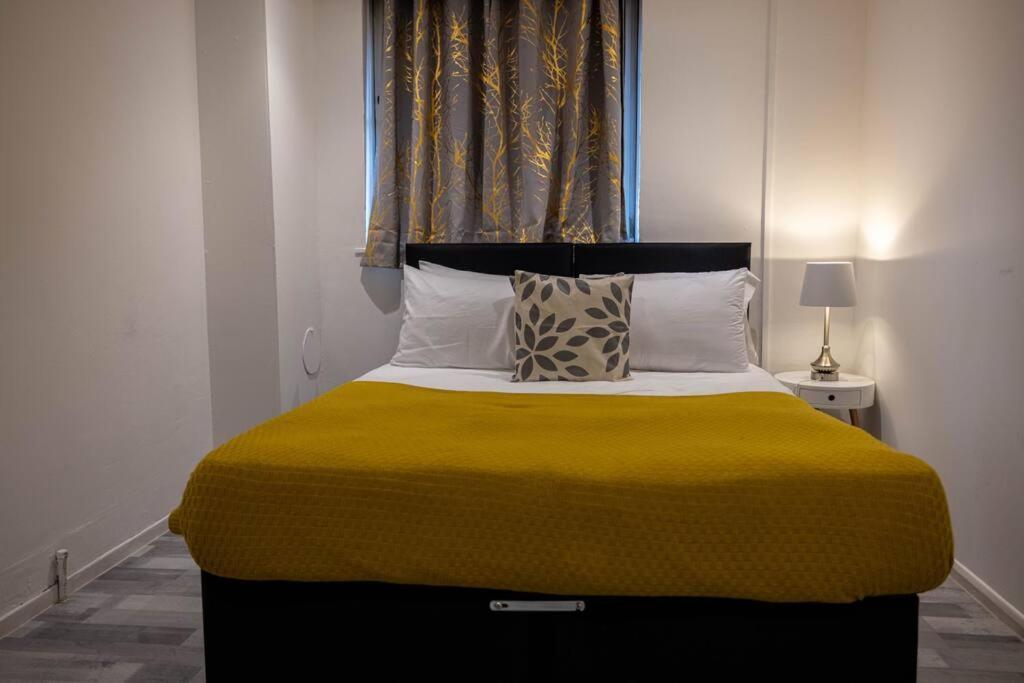 3 Bedrooms Flat -wifi-freeparking-babycot-15min To Pepys Park London