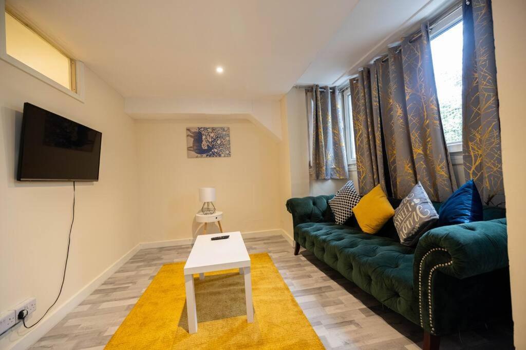 Apartment 3 Bedrooms Flat -wifi-freeparking-babycot-15min To Pepys Park