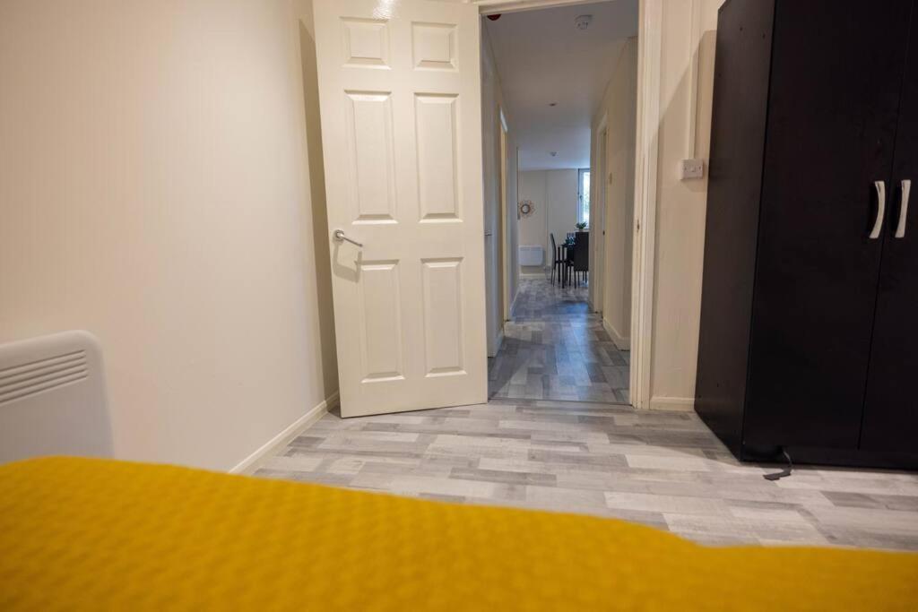 3 Bedrooms Flat -wifi-freeparking-babycot-15min To Pepys Park *