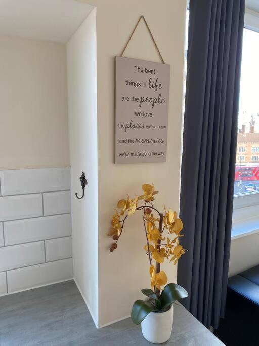 2 Bedroom Flat In Kensington. Apartment