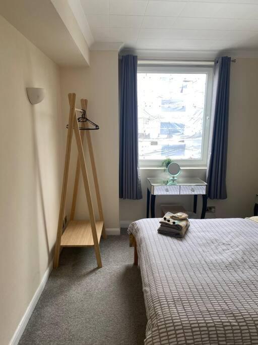 2 Bedroom Flat In Kensington. Apartment London