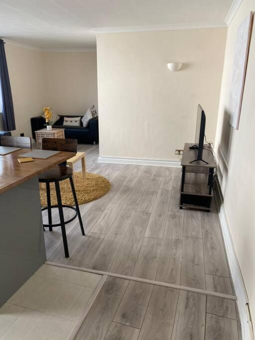 2 Bedroom Flat In Kensington. Apartment London